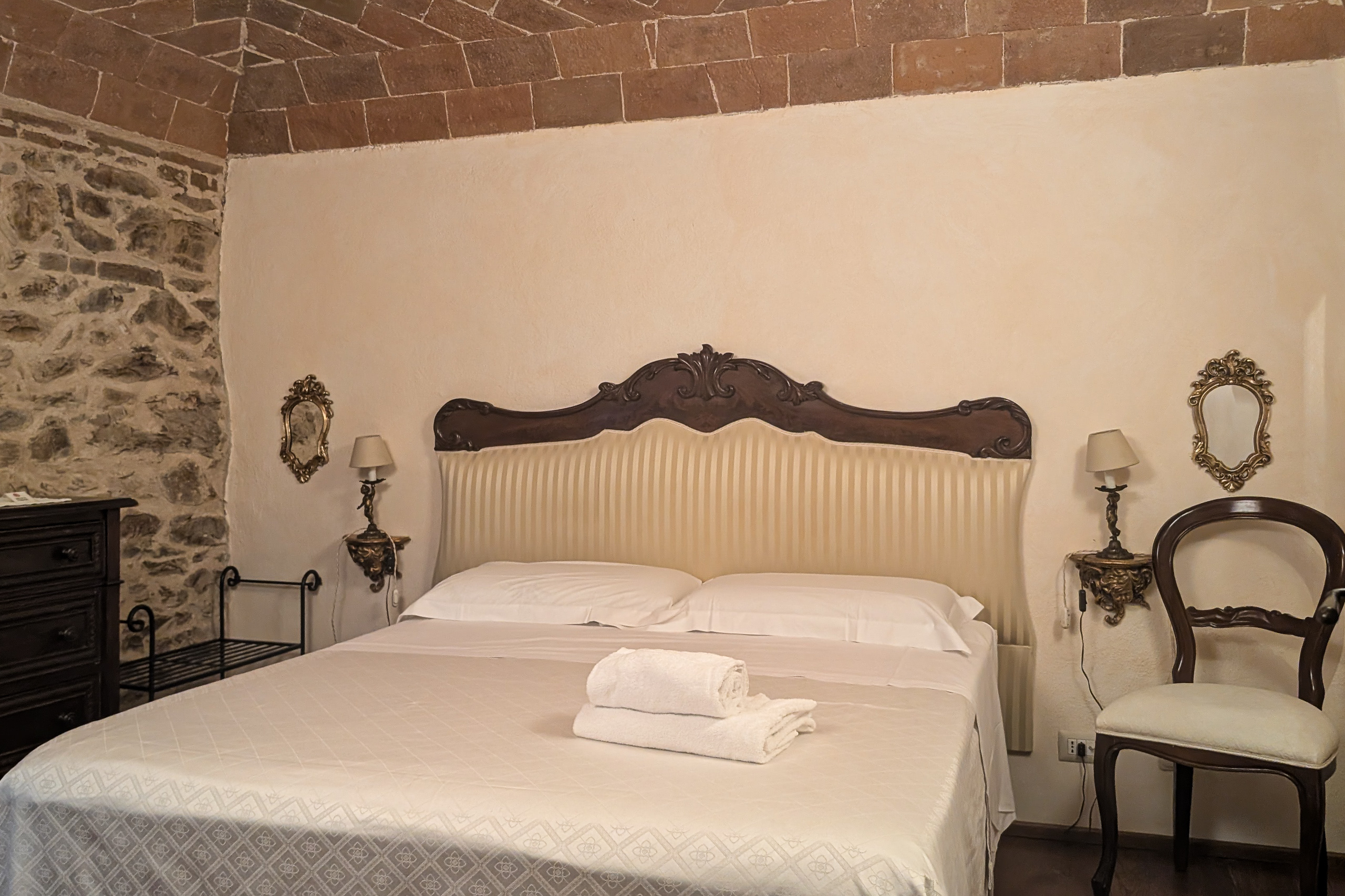 Schlafzimmer unter dem Ziegelgewölbe – mit alten Möbeln